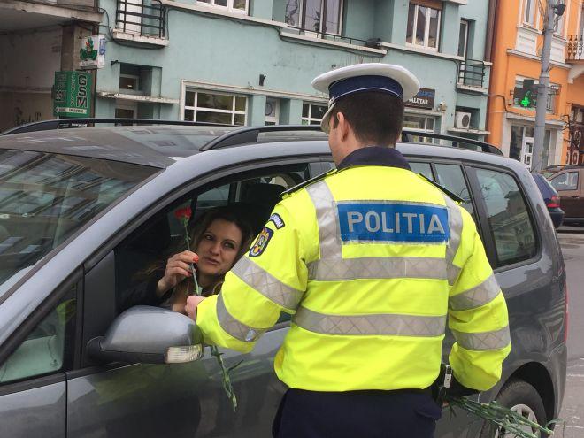 FOTO: Flori şi zâmbete împărţite de poliţişti