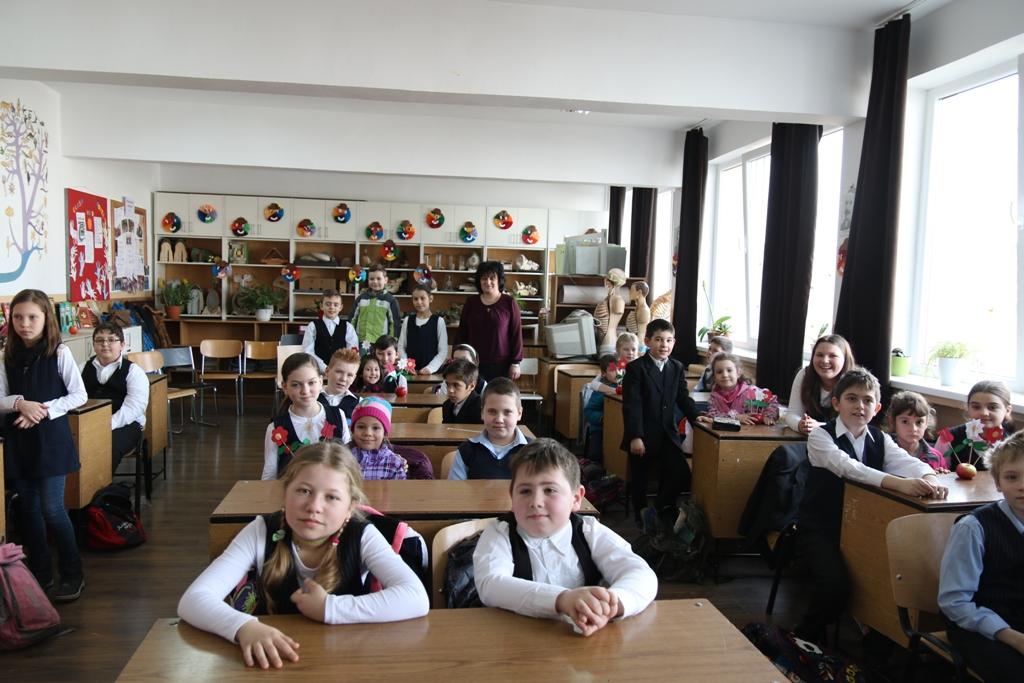 Copii și părinți în vizită la Școala Gimnazială „Alexandru Ioan Cuza”