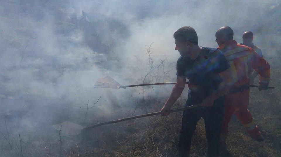Incendiu de vegetație stins cu succes la Gheja (Luduș)
