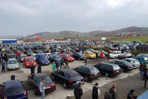VIDEO: Legea circulaţiei, încălcată la Piaţa Auto din Ernei?