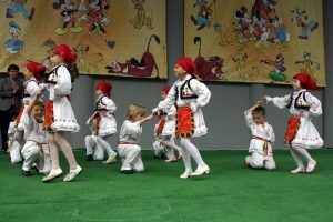 Nou la Târgu-Mureş: cursuri de dansuri populare pentru copii!