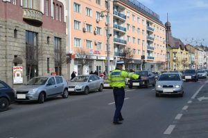 Zeci de permise auto reţinute de poliţişti