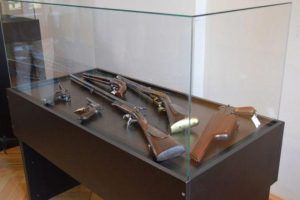 EXCLUSIV. „Tezaure Muzeale”. Arme unicat în România şi alte colecţii de valoare, expuse în Cetatea medievală
