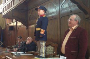 VIDEO EXCLUSIV: Micul soldat din Găneşti, recital memorabil de la prezidiul Prefecturii