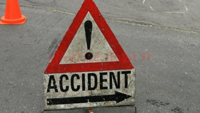 Pericol de cădere a unui stâlp în urma unui accident