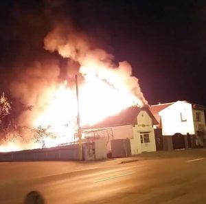 Incendiu la un magazin de piese auto din Târgu-Mureș