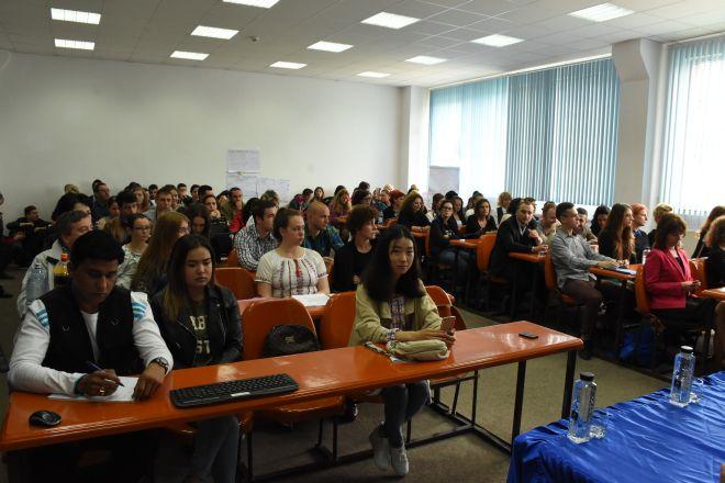 FOTO: Simpozion studenţesc sub semnul multiculturalităţii, la Universitatea „Dimitrie Cantemir”