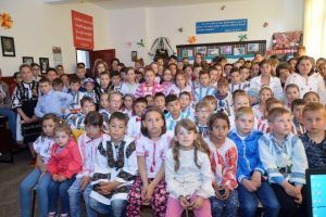 FOTO: Ziua Națională a Costumului Tradițional, sărbătorită la Școala Gimnazială „Dănilă Stupar” din Rușii Munți