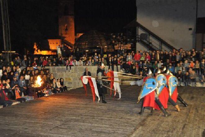 Demonstrații cavalerești și peste 10.000 de lumânări aprinse la Festivalul Luminii din Târgu-Mureș