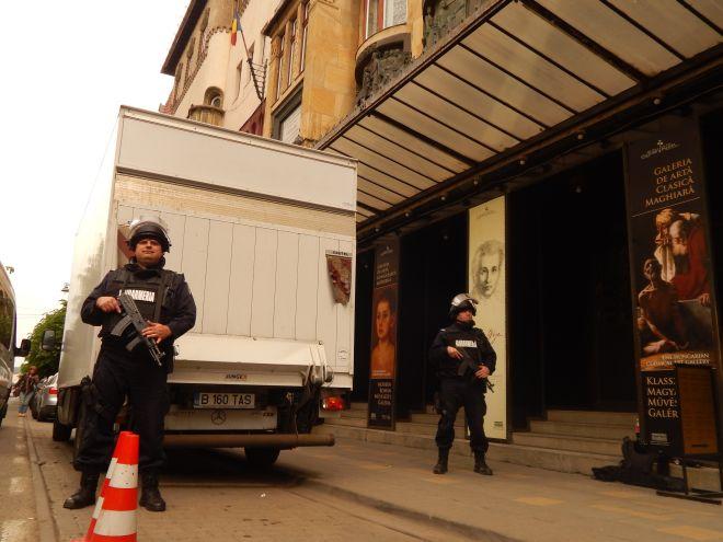 VIDEO, FOTO: Jandarmi înarmaţi în misiune la Palatul Culturii!