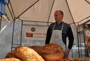 Fostul bucătar al Spitalului Sighişoara, singurul atestat ca producător tradiţional de pită cu cartofi