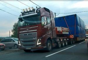VIDEO SPECTACULOS: Transport agabaritic pe un drum din Mureş!