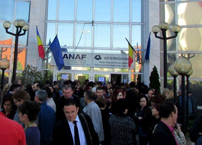 Protest „prin rotaţie” la Administraţia Finanţelor Publice din Târgu-Mureş