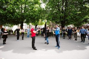 Flash-moburi de Ziua Internaţională a Dansului