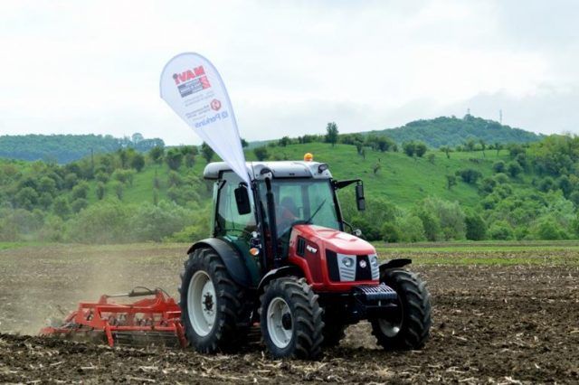 FOTO: Tractoarele din portofoliul IRUM prezentate fermierilor din zona Lunca