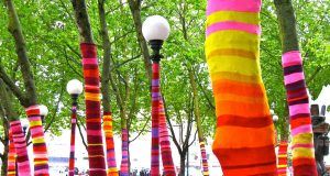 Păstrați copacii în oraș – cu fulare :) Yarn-bombing workshop