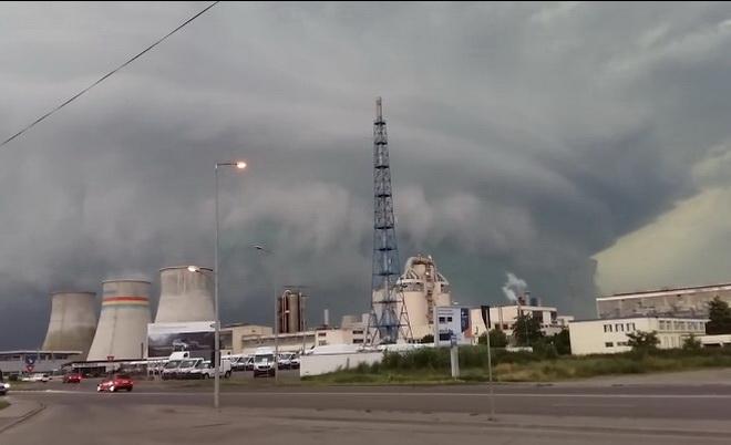 VIDEO: „România lovită de tornade şi cicloni… Iată ce se întâmplă la Târgu-Mureş!”