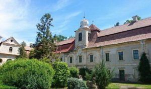 Vizitatorii Castelului Rákóczi-Bornemisza din Gurghiu, captivaţi de istoria edificiului