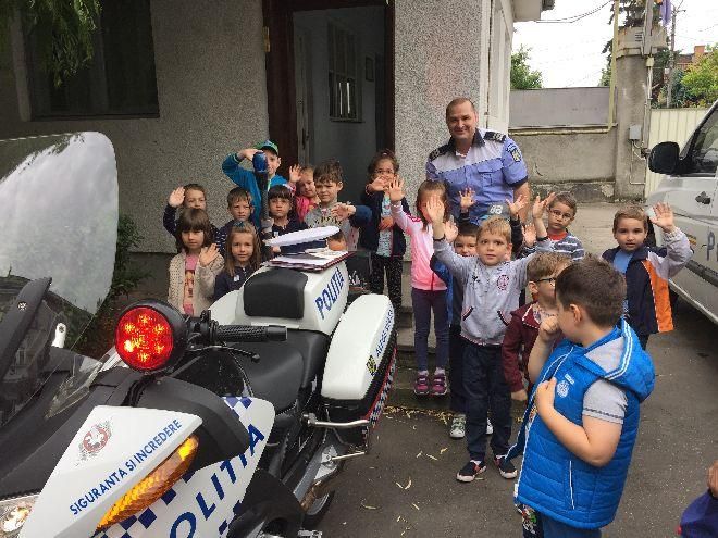 FOTO: Cadouri pentru copii la sediul Poliţiei