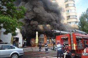 UPDATE – Incediu la un restaurant din cartierul Tudor. Comunicat ISU Mureş