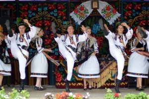 FOTO: Deda în straie de sărbătoare, la Târgul de Rusalii