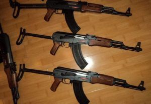 O primărie din Mureş achiziţionează… arme Kalashnikov pentru paintball