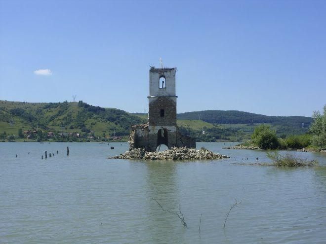 Donaţii pentru reconstruirea unei biserici care a fost înghiţită de lacul de acumulare Bezid