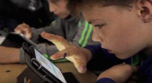 Elevii de la Școala Sâncraiu de Mureș fac Matematică și Informatică pe tabletă