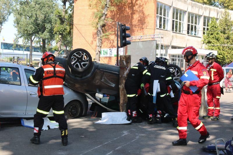 FOTO: Salvatorii se întrec, pe ceas, la descarcerări și în acordarea primului-ajutor