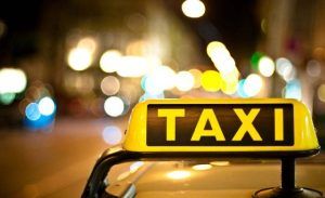 Taxi „împrumutat” din faţa unui local. Suspectul, acuzat de mai multe infracţiuni