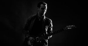 Chitara electrică a lui Adrian Red va electriza publicul