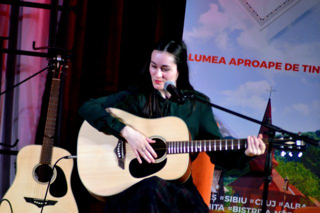 Iulia Mitrea: ”Pur și simplu am vrut să cunosc oameni și să le cânt”