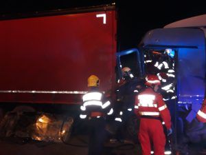 FOTO: Două camioane s-au ciocnit, o victimă rănită grav