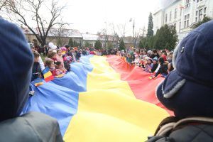 GALERIE FOTO: Colegiul Naţional „Unirea” aniversează 1 Decembrie arborând un tricolor de 20 m