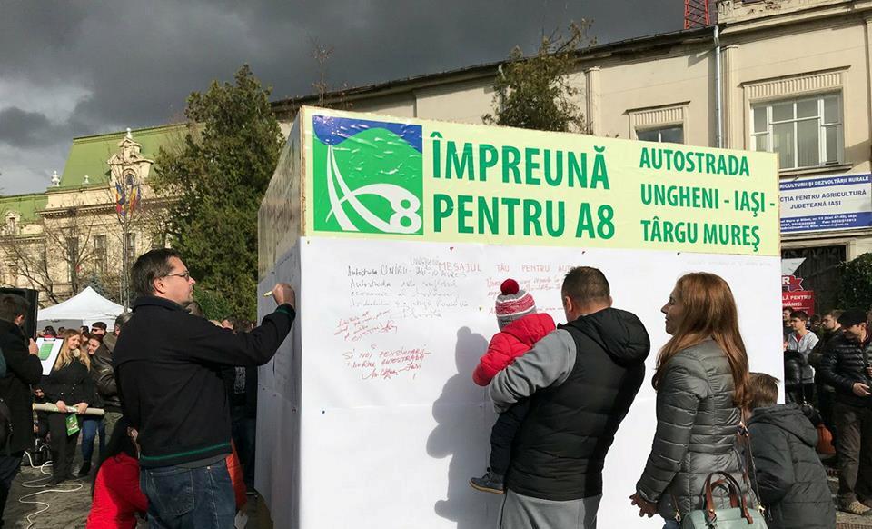 Lanț uman pentru autostrada Ungheni-Iași-Târgu Mureș