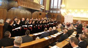 VIDEO SPECIAL: Corul Filarmonicii Târgu-Mureş, colinde în trei limbi la şedinţa Consiliului Judeţean Mureş