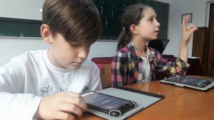 Lecție cu suport digital, la şcoala din Sâncraiu de Mureş