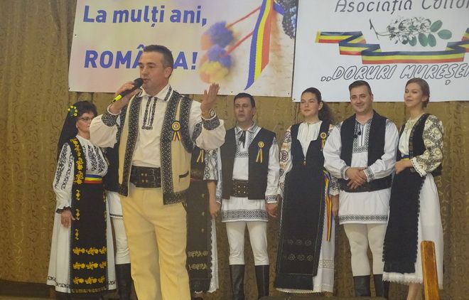 Poezii, cântece patriotice şi dansuri populare, la Sângeorgiu de Mureş