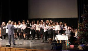 VIDEO SPECIAL. Colind pe melodia din „Zorba Grecul” interpretat de studenţii de la Universitatea „Petru Maior”
