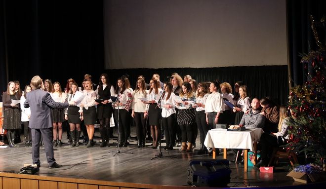VIDEO SPECIAL. Colind pe melodia din „Zorba Grecul” interpretat de studenţii de la Universitatea „Petru Maior”