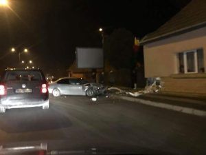 Un autoturism s-a răsturnat la Vânători, altul a intrat într-o țeavă de gaz în Tîrgu Mureș