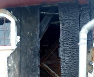 3 m de perete ai bisericii din satul Vaideiu, afectați de foc