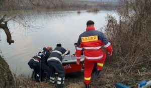 Tânără de 28 de ani găsită moartă pe malul Mureşului. Mama fetei, căutată de scafandri