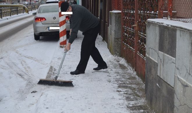 Târgumureşenii, rugaţi să îşi cureţe zăpada de pe trotuare