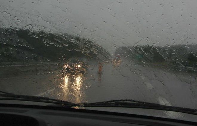 Recomandările poliţiştilor pentru şoferi: conduceţi preventiv pe timp ploios!