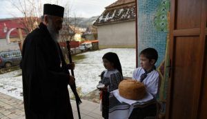 ÎPS Irineu, în mijlocul credincioșilor din Propopiatul Târnăveni