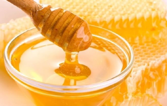 Miere de albine pentru preşcolari şi elevii claselor I-IV! Proiectul legislativ, susţinut de parlamentarii liberali
