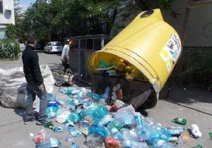 Persoane care colectau peturi din gunoi, sancţionate de Poliţia Locală Târgu-Mureş