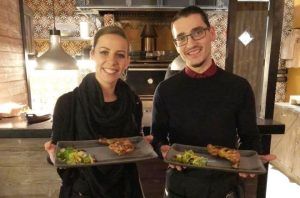 FOTO: Îmbrăcați în șorț de chelneri, au adunat donații de peste 1.600 de euro!