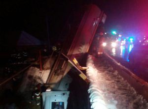 FOTO: Camion încărcat cu motorină a ieşit în decor